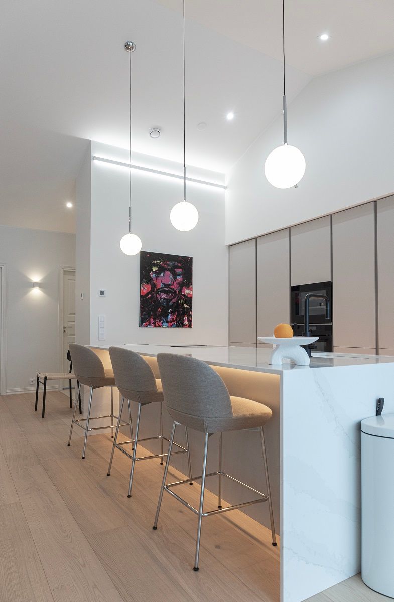 Illuminazione della cucina con strisce led, faretti e luci a sospensione.